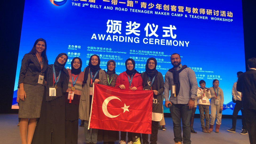Türk Öğrencilerin Çin’in Pekin kentinde düzenlenen  “2. Kuşak ve Yol: Gençlik Kampı ve Öğretmen Çalıştayı”ndaki başarısı 