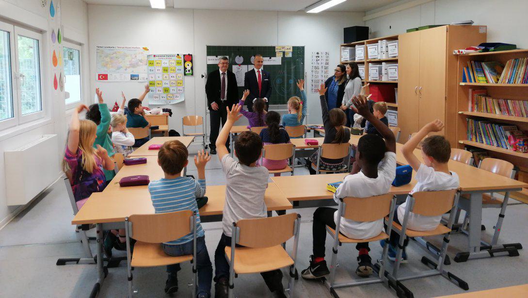 Köln Başkonsolosu Erciyes ve Eğitim Ataşesi Gençer'den İkidilli Eğitim Veren Okula Ziyaret