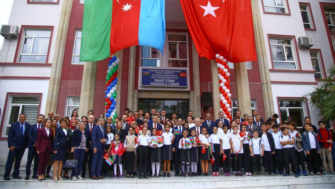 Bakan Selçuk, Bakü Türk Anadolu Lisesini Ziyaret Etti