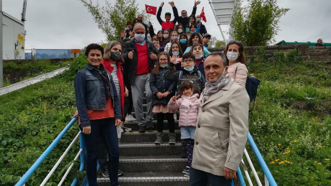 Türkçe ve Türk Kültürü Dersine Katılım Sağlayan Öğrencilere ve Velilerine Neckar Nehrinde Gemi Turu Düzenlendi